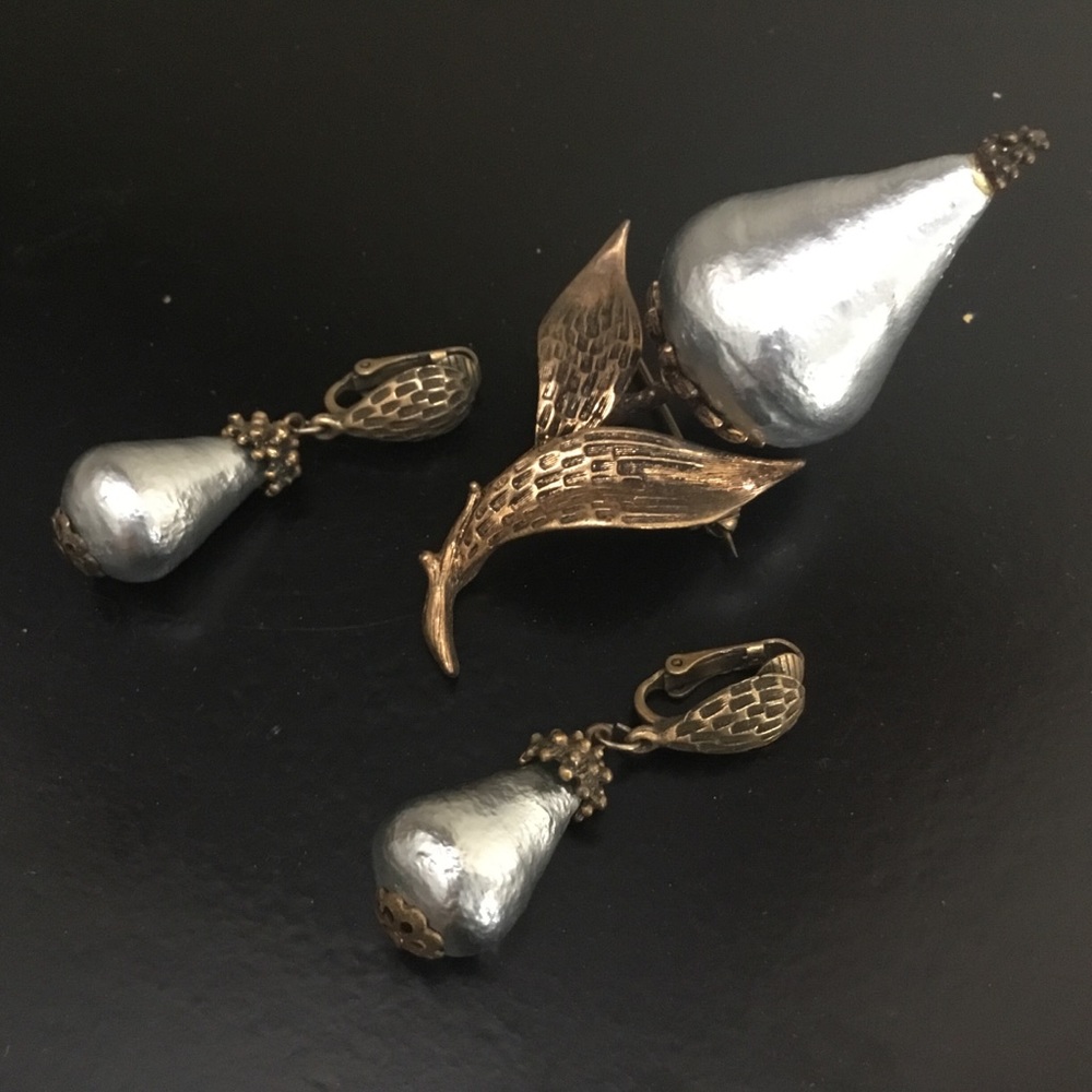 Vintage 60s LG Lind Gal metallic pear brooch & earring set